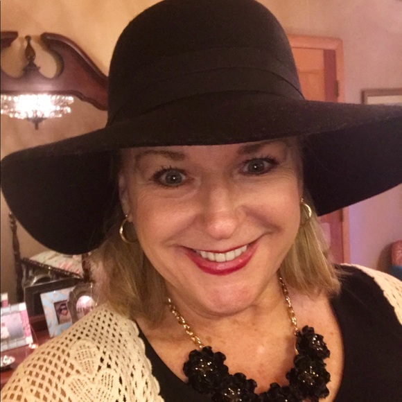 Meet your Posher, Wanda - Picture 4 of 16